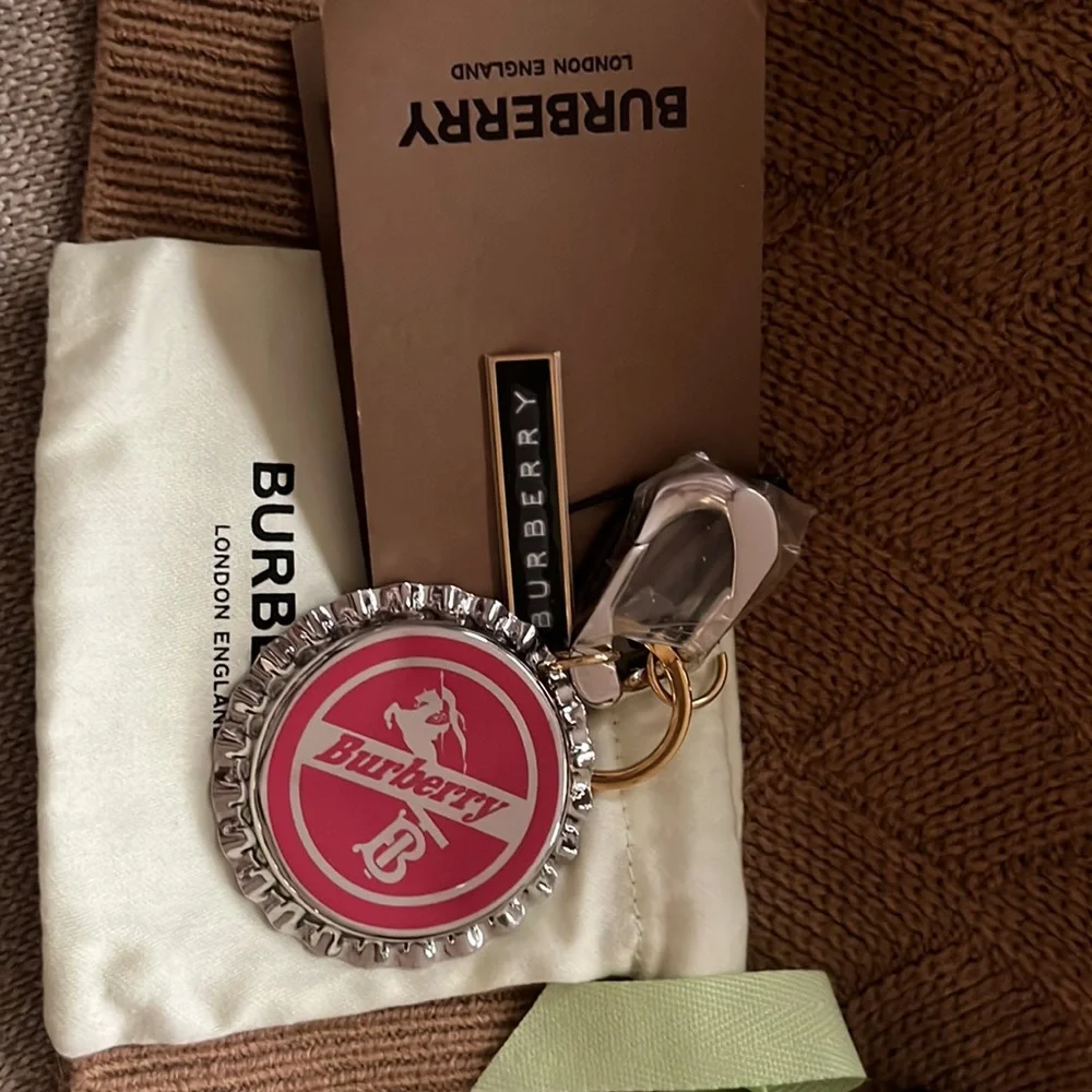 Burberry gold/silver key ring
